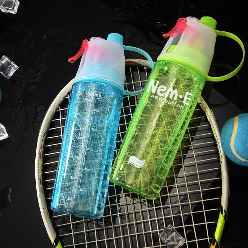 Gourde de sport avec spray rafraîchissant intégré